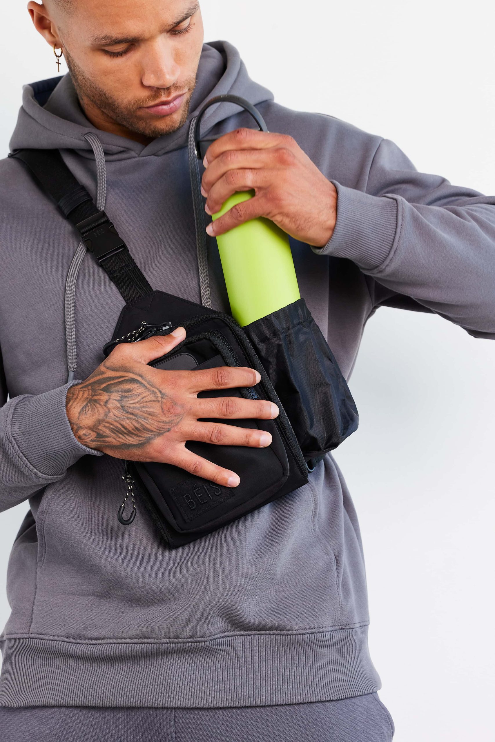 Resale The Sport Sling in Black - Image 7
