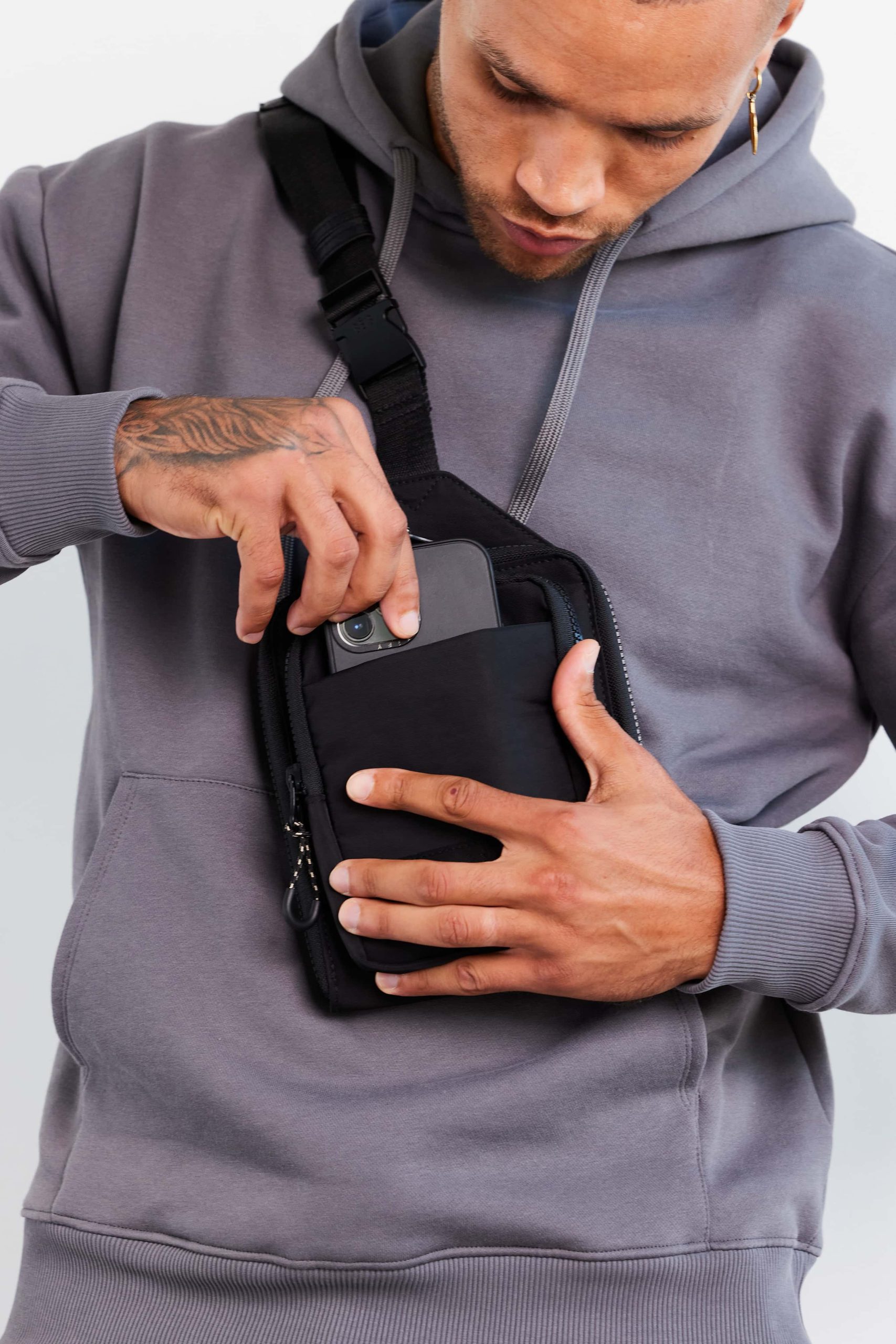 Resale The Sport Sling in Black - Image 5