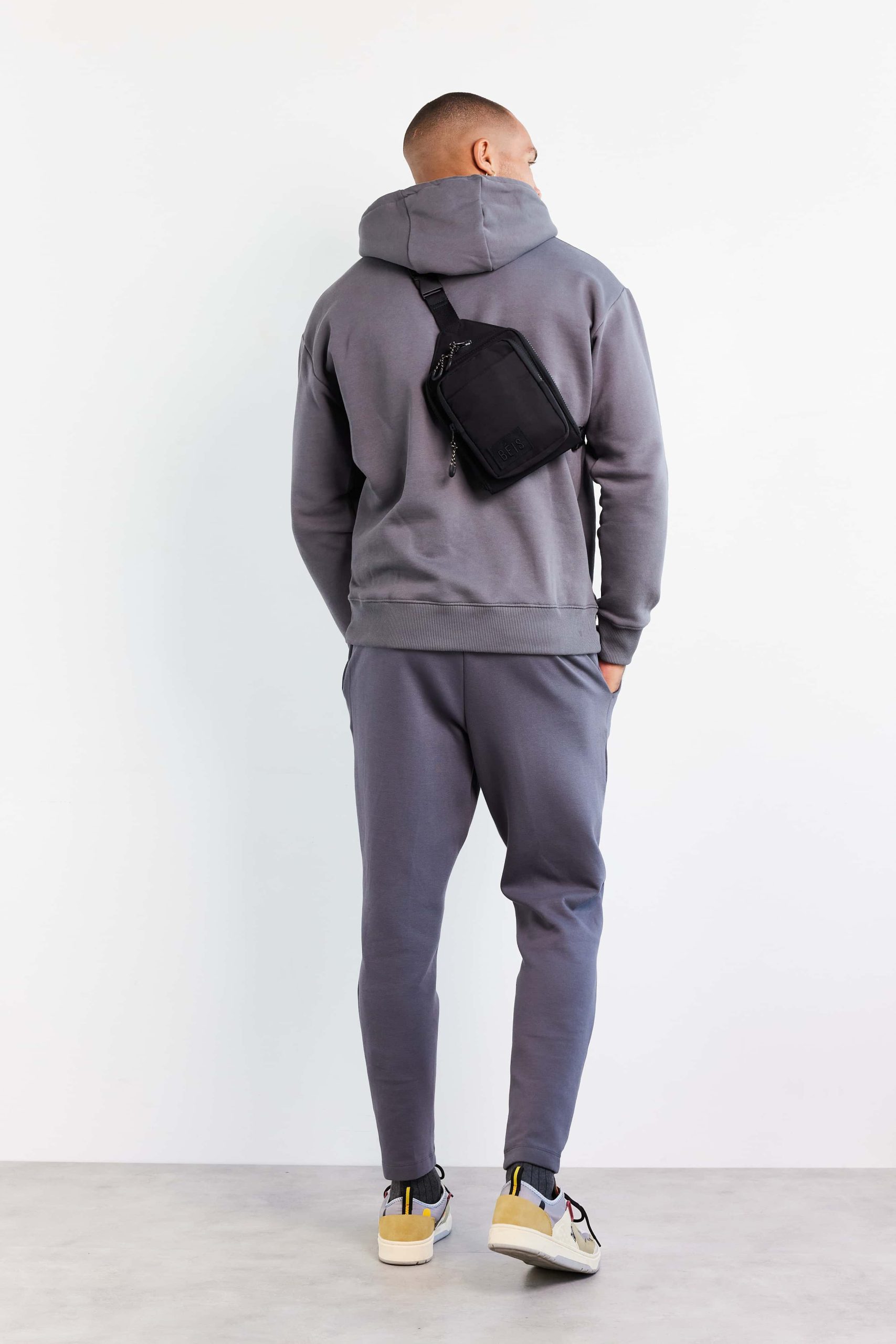 Resale The Sport Sling in Black - Image 4