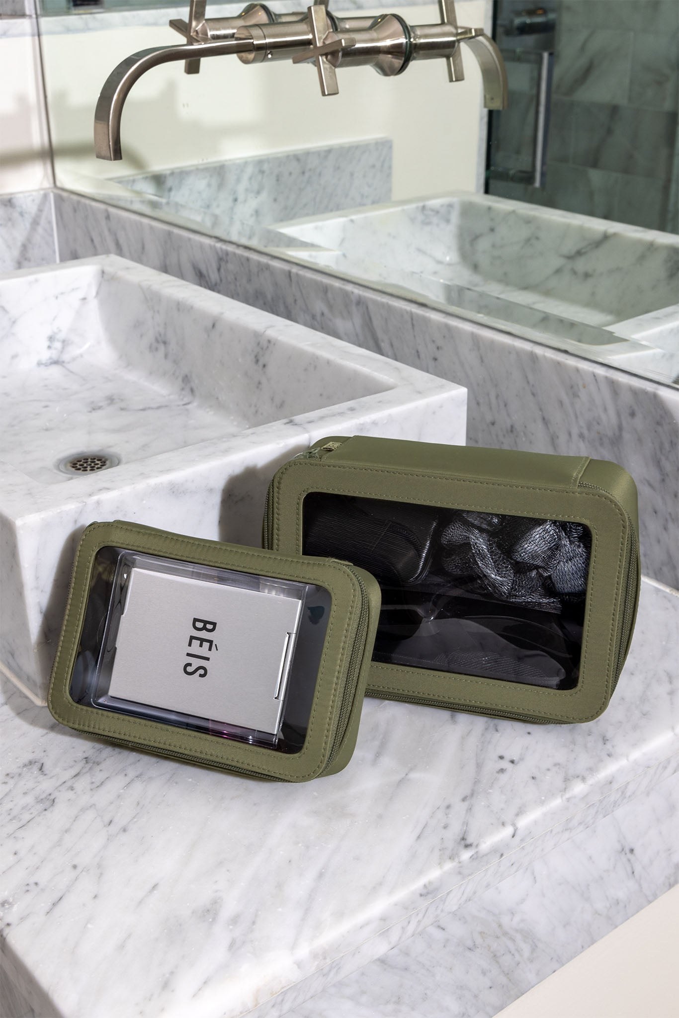 Resale The In Flight Cosmetic Set in Olive - Image 5