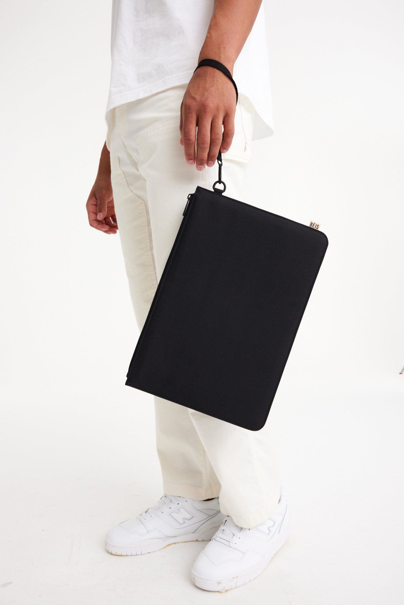 Resale The BÉISics Laptop Pouch in Black - Image 4