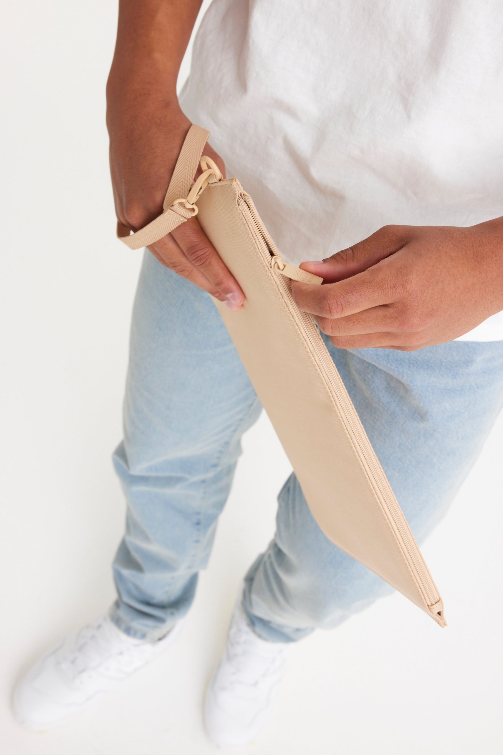 Resale The BÉISics Laptop Pouch in Beige - Image 5
