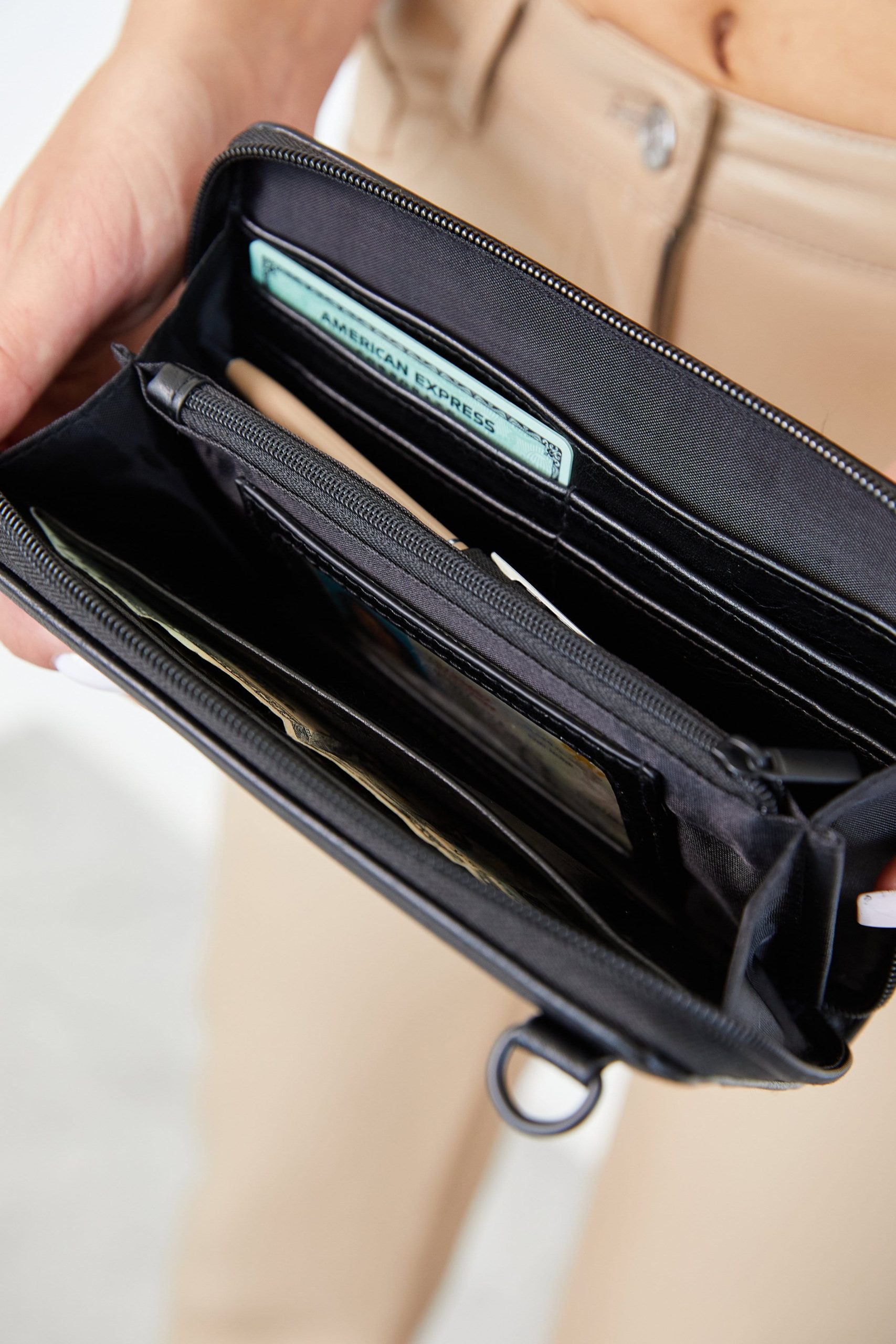 Resale The Travel Wallet in Black - Image 5
